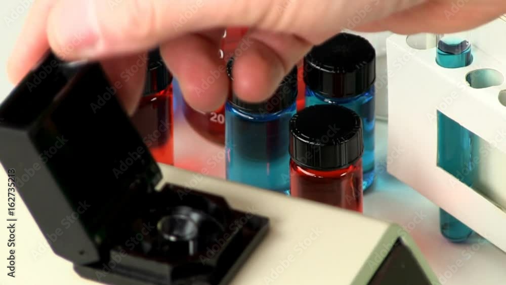 Video „Cuvette of red liquid placed in cuvette holder inside