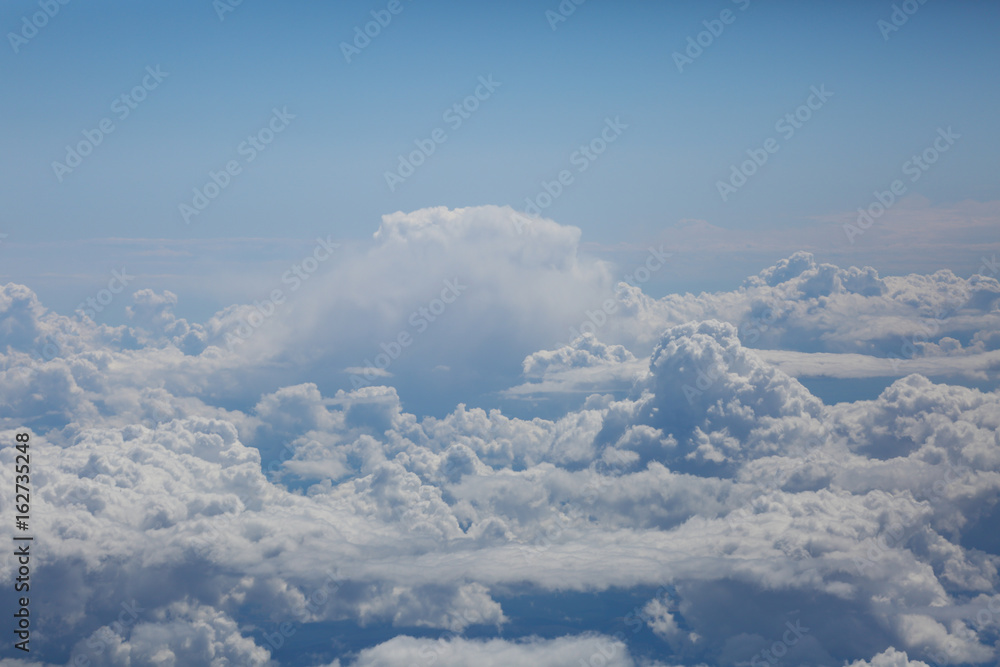Fototapeta premium MONTAGNES DE NUAGE