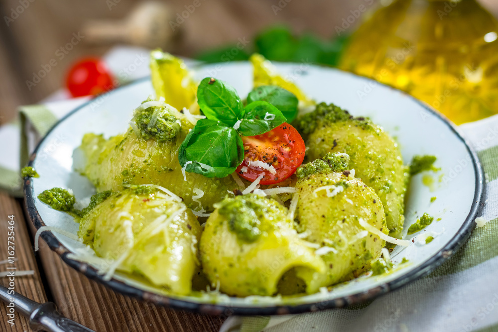 Pasta conchiglie con pesto genovese