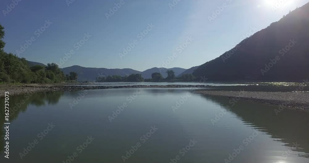 Luftfilm Wachau Donau Austria. Die Kamera fliegt über dem Flußbett. 06 Luftfilm Wachau Donau Austria. Die Kamera fliegt über dem Flußbett. 06