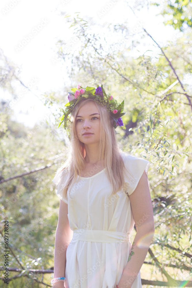 Naklejka premium Beautiful young woman in flower wreath