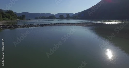 Luftfilm Wachau Donau Austria. Die Kamera fliegt über dem Flußbett. 03