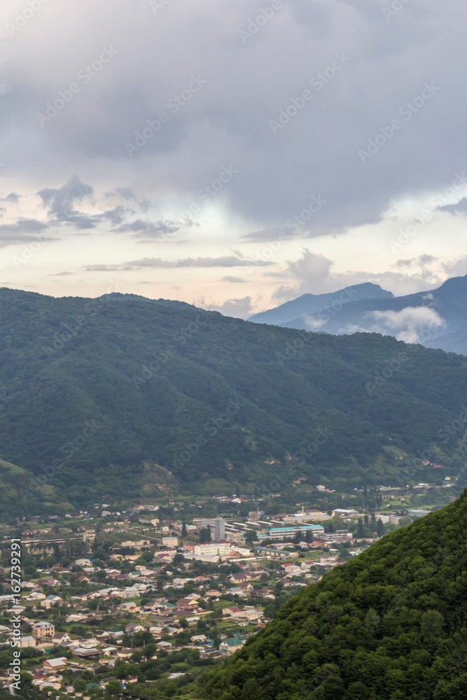 красивый вид на город между горами, зеленые склоны, вид сверху, горный пейзаж, Северный Кавказ