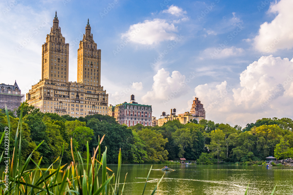 Naklejka premium Central Park w Nowym Jorku, patrząc w kierunku Upper West Side.