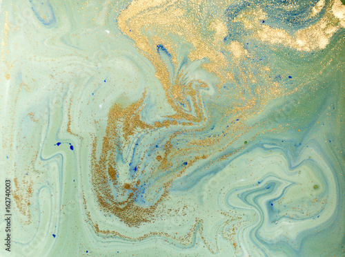Marmurkowaty niebieski, zielony i złoty abstrakcyjne tło. Płynny wzór marmuru.