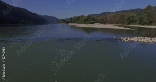 Luftfilm Wachau Donau Austria. Die Kamera fliegt über dem Flußbett. 01