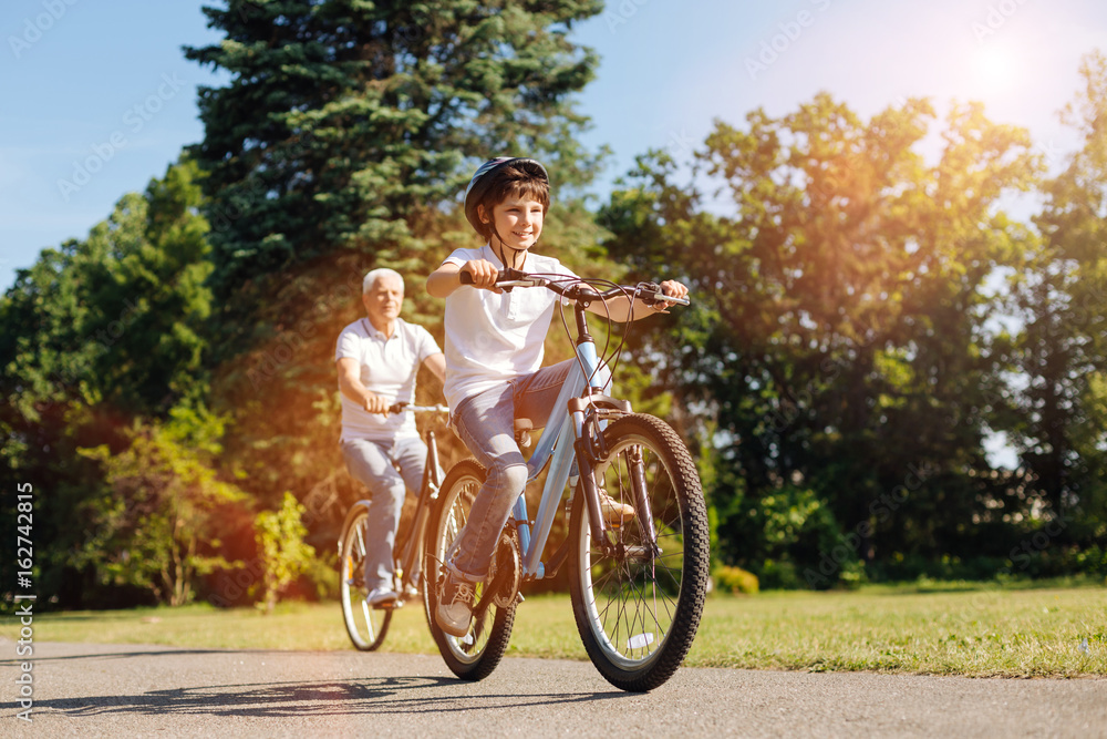 Obraz premium Active family enjoying spring weather in a park