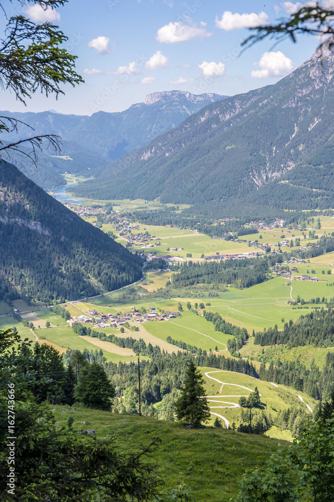 die Tiroler Berge mit dem Pillerseetal ( Österreich )