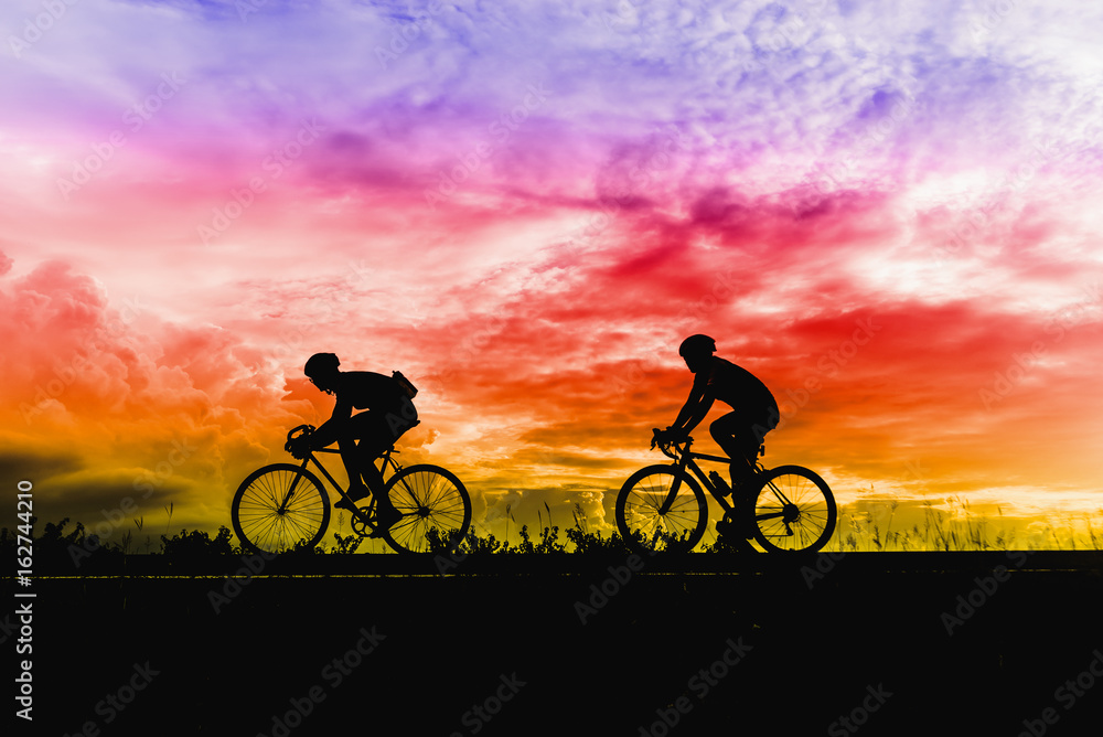 Fototapeta premium Silhouette of sportsmen riding a bicycle