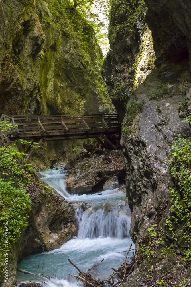 Wasserfall in der Wolfsklamm bei Stans in Tirol, Österreich Wasserfall in der Wolfsklamm bei Stans in Tirol, Österreich