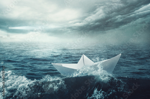 Papierschiff auf stürmischer See