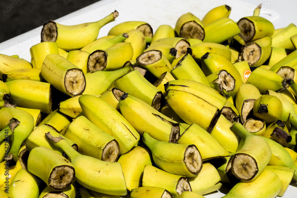 kawałki dojrzałych owoców, pocięte banany