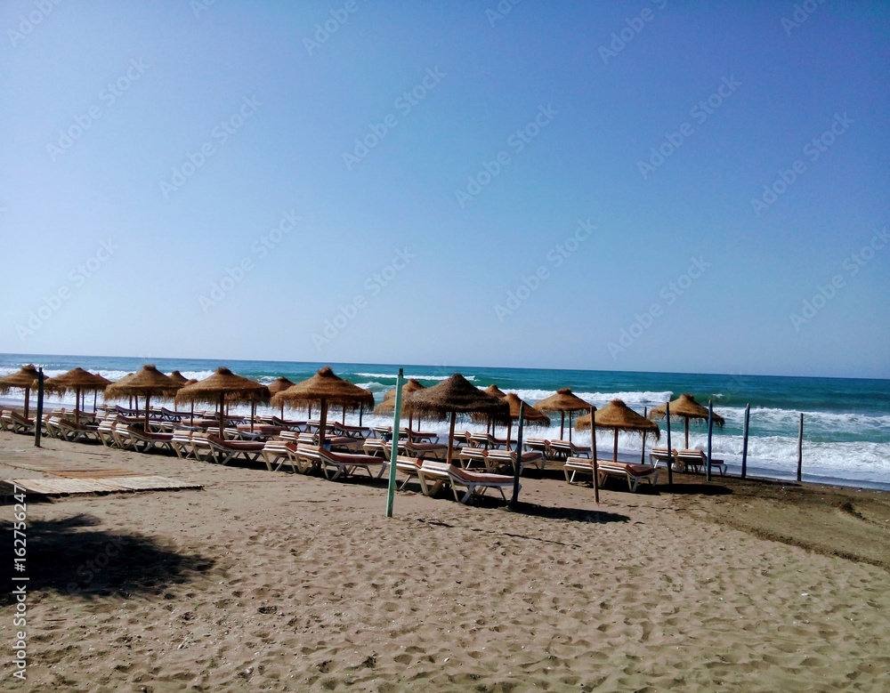 Fototapeta premium Playa y sombrillas