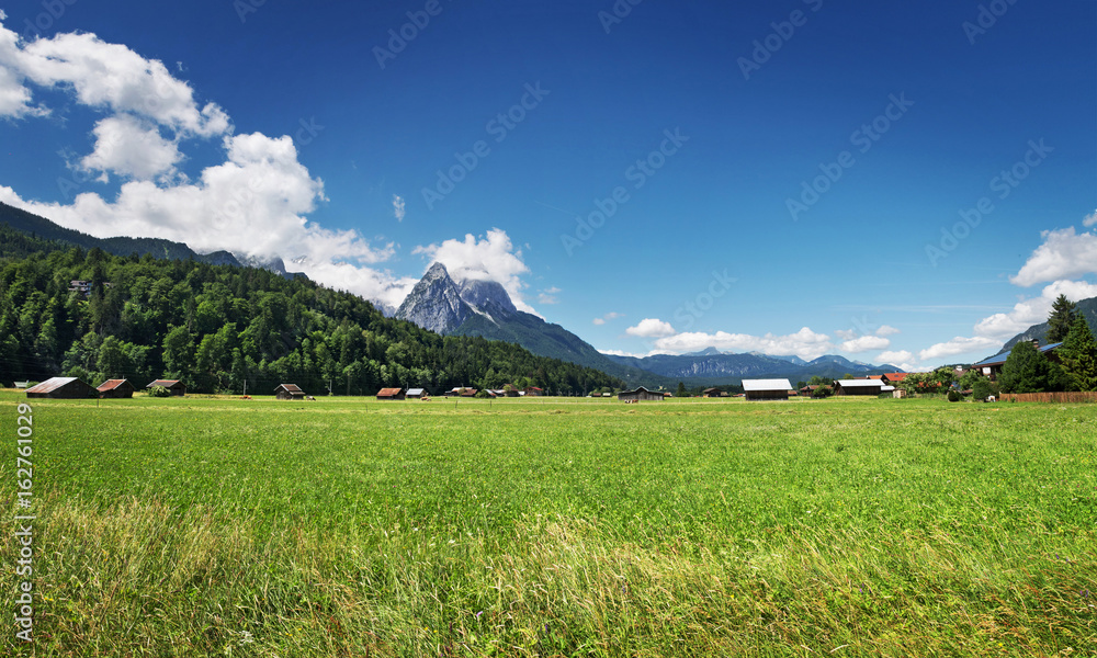 Bayern Landschaft Panorama - Blick von Garmisch auf Wettersteingebirge im Sommer