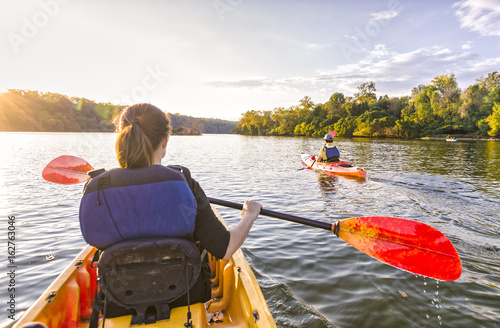 Fényképezés Navegando en el rio en kayak al atardecer