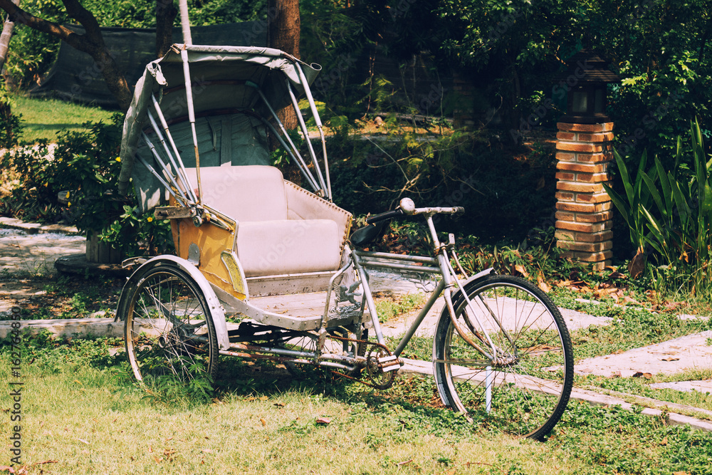 公園にたたずむ　レトロな自転車　タイ　バンコク