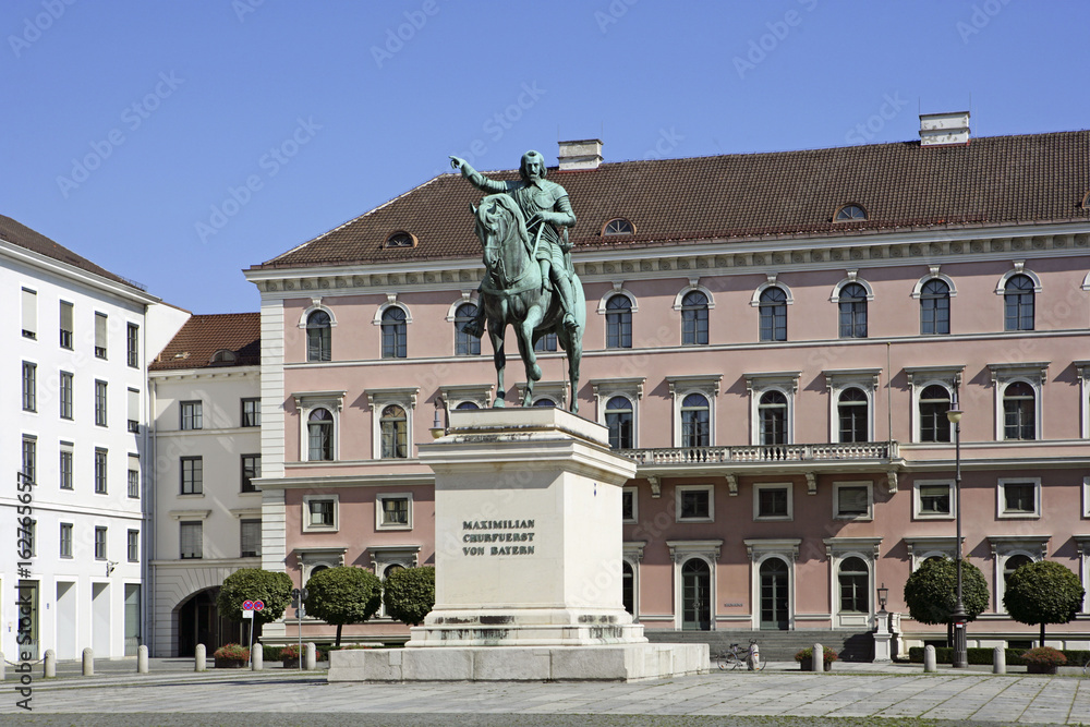 Obraz premium Wittelsbacher Square and Maximilian Memorial in Munich, Bavaria