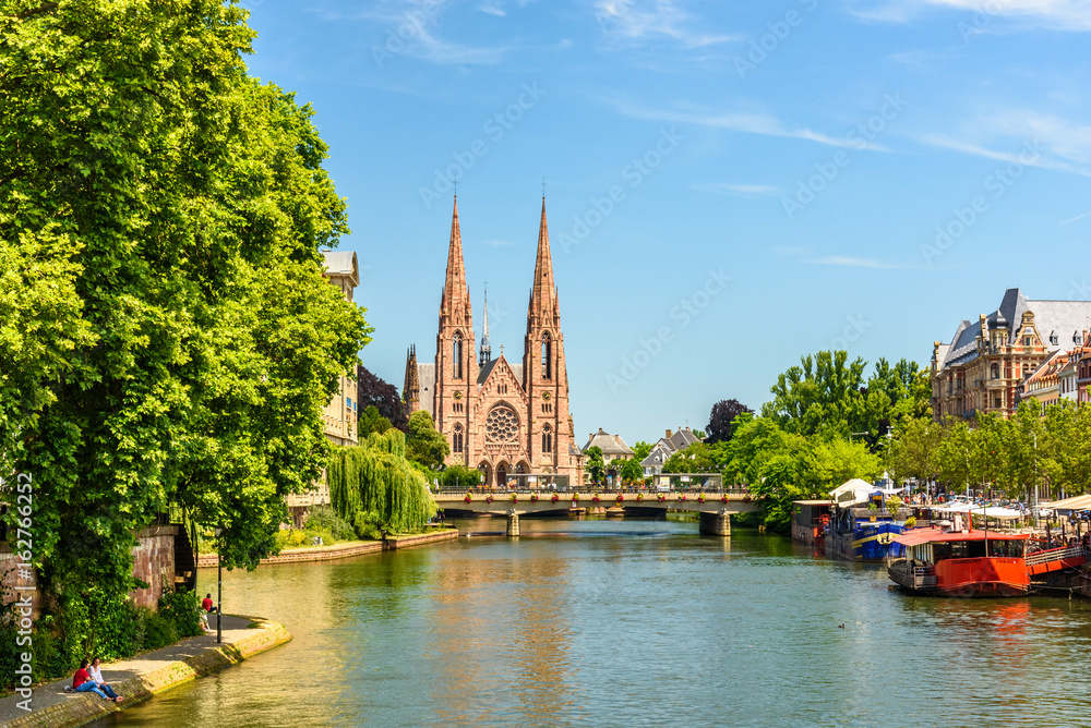 Φωτογραφία View of a canal of Strasbourg witha a gothic church in background