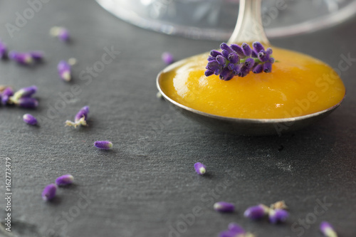 Pfirsichsauce mit Laveldel auf Löffel