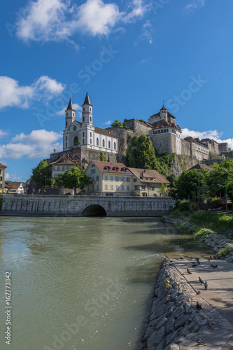 Stadt an der Aare, der Fluss durch Aarburg in der Schweiz