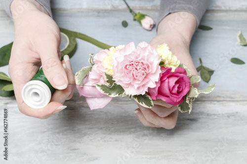 Fototapete Florist at work: How to make a wrist corsage