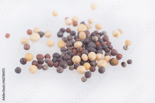 Seeds of yellow and black mustard