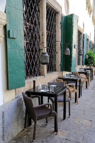 Tische und St  hle im Innenhof eines Restaurants in Graz    sterreich