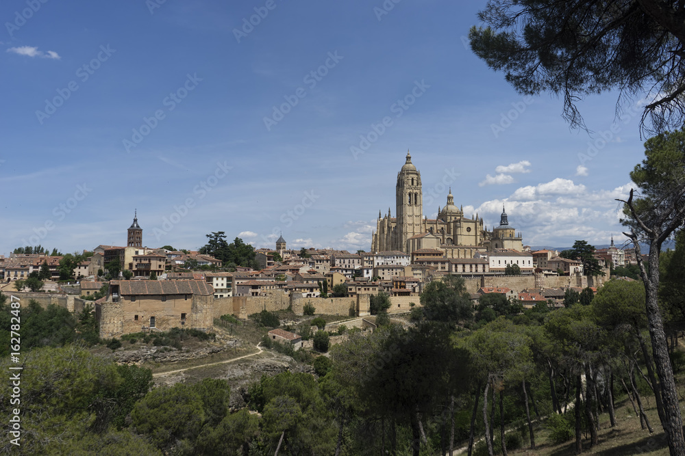 Vistas de la ciudad medieval de Segovia, España
