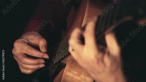 Jazz Gitarrist 04 closeup 16mm Filmgrain Scorsese Cinemalook