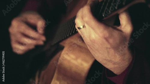 Jazz Gitarrist 01 closeup 16mm Filmgrain Scorsese Cinemalook