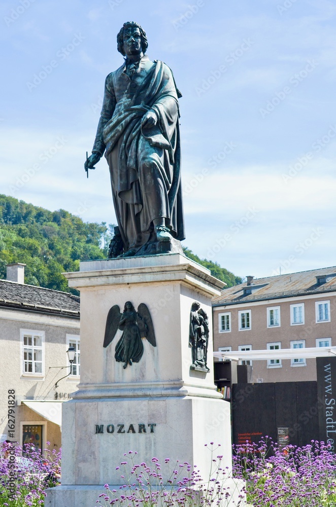 Obraz premium Memorial Statue of Wolfgang Amadeus Mozart in Salzburg