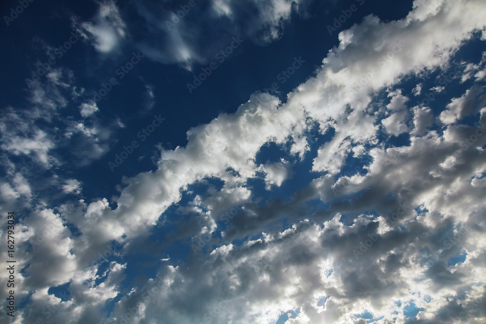 Obraz premium blue sky background with white clouds