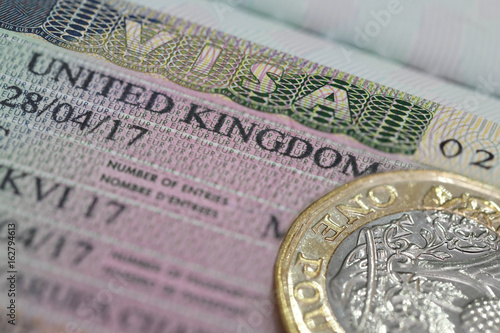Tableau sur toile United Kingdom visa in the passport with one pounds coin