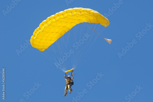 Salto en tándem en paracaidas