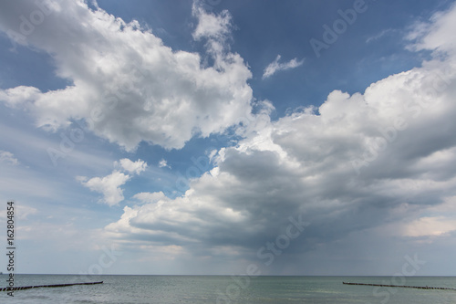 wolken über meer