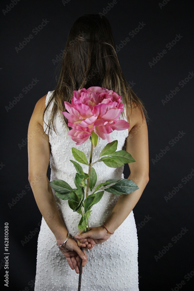 femme offrant une fleur rose : amour femme offrant une fleur rose : amour