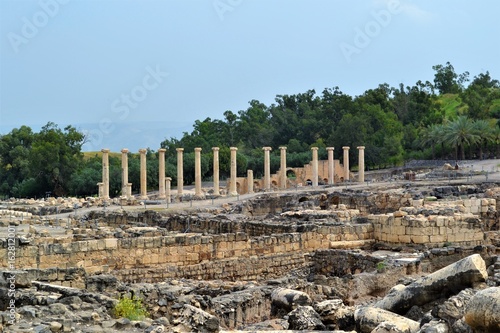 Ruine mit römischen Säulen