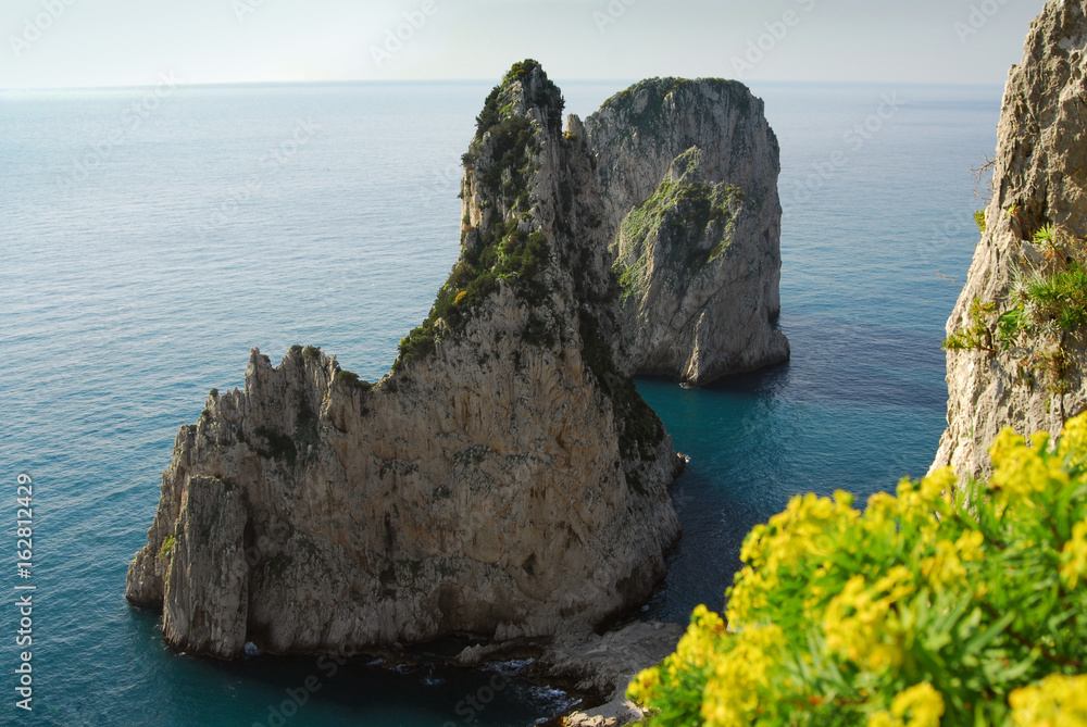 Naklejka premium Capri, vista dei faraglioni