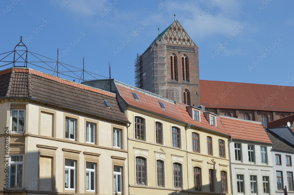 Häuserfassaden mit Nikoleikirche in Wismar