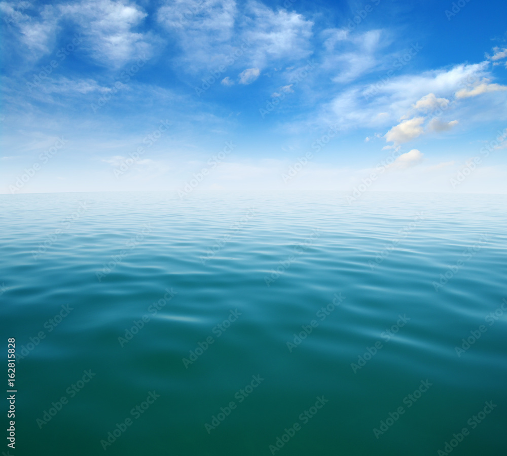 Obraz premium Niebieska powierzchnia wody morskiej