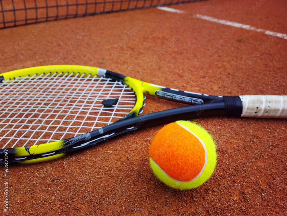 Tennisschläger mit Tennisball auf einem Tennisplatz