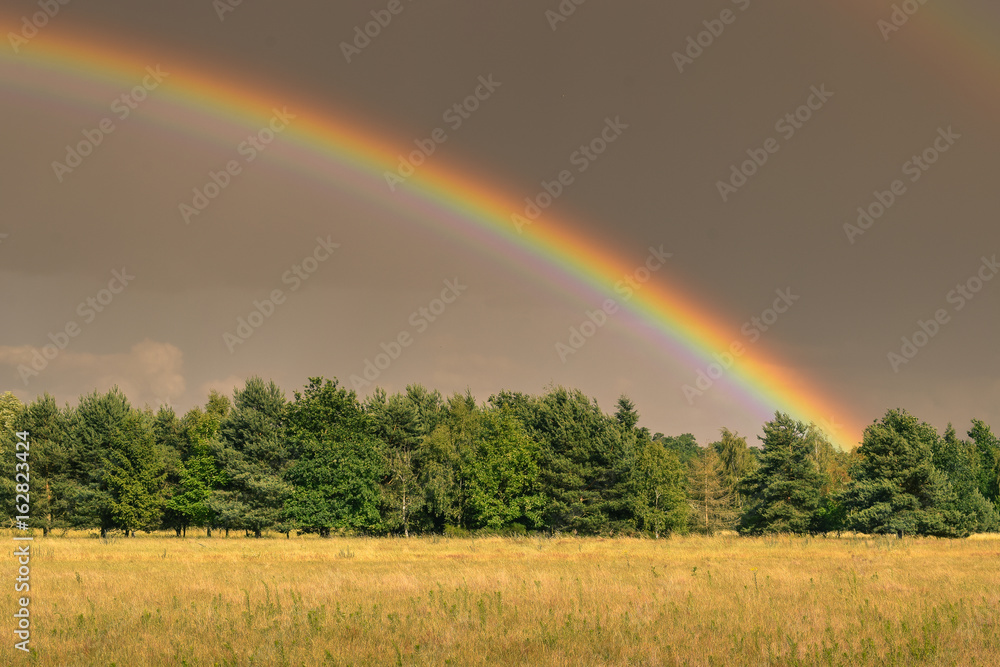 Regenbogen am Abend mit Farben Interferenz Streifen an der Innenseite Licht Optik Phänomen Regenbogen am Abend mit Farben Interferenz Streifen an der Innenseite Licht Optik Phänomen