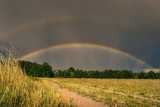 Doppelter Regenbogen mit Interferenz Farb Streifen Licht Optik Phänomen