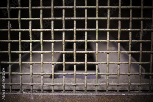Altes Gitter in einem stillgelegten Stahlwerk