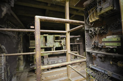 Alter Stromkasten in einem stillgelegten Stahlwerk
