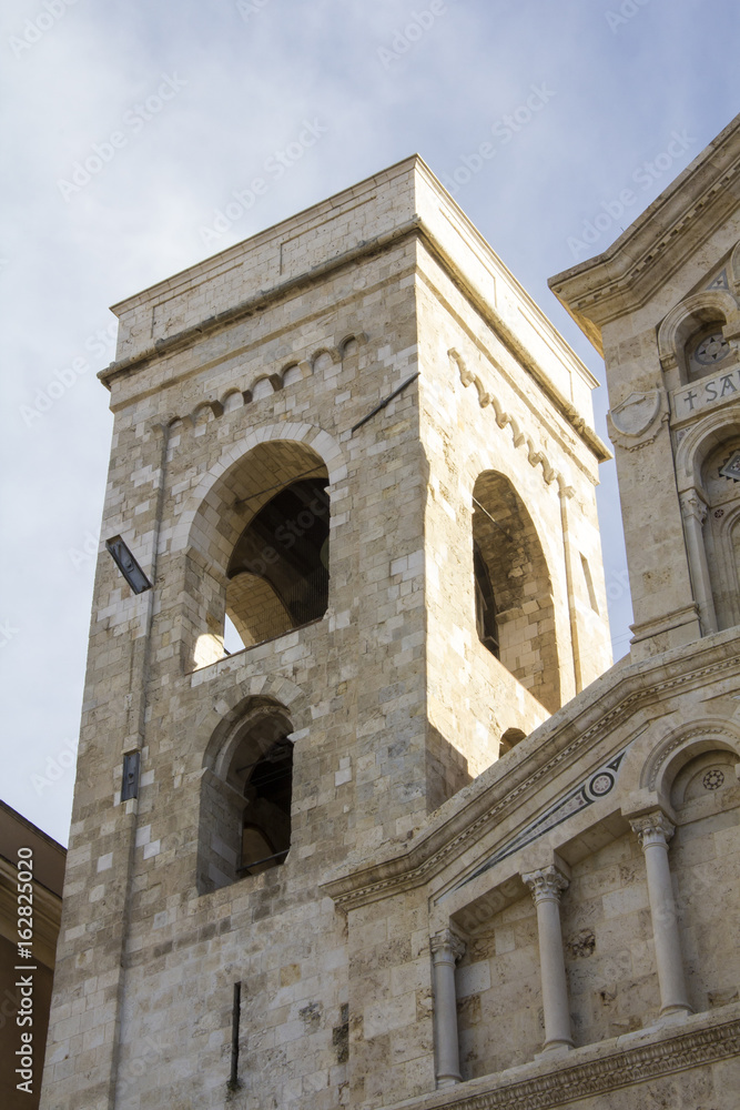 CAGLIARI, ITALIA - NOVEMBRE 16, 2013: Particolare degli esterni della cattedrale di Santa Maria Assunta e di Santa Cecilia del quartiere castello di Cagliari - Sardegna