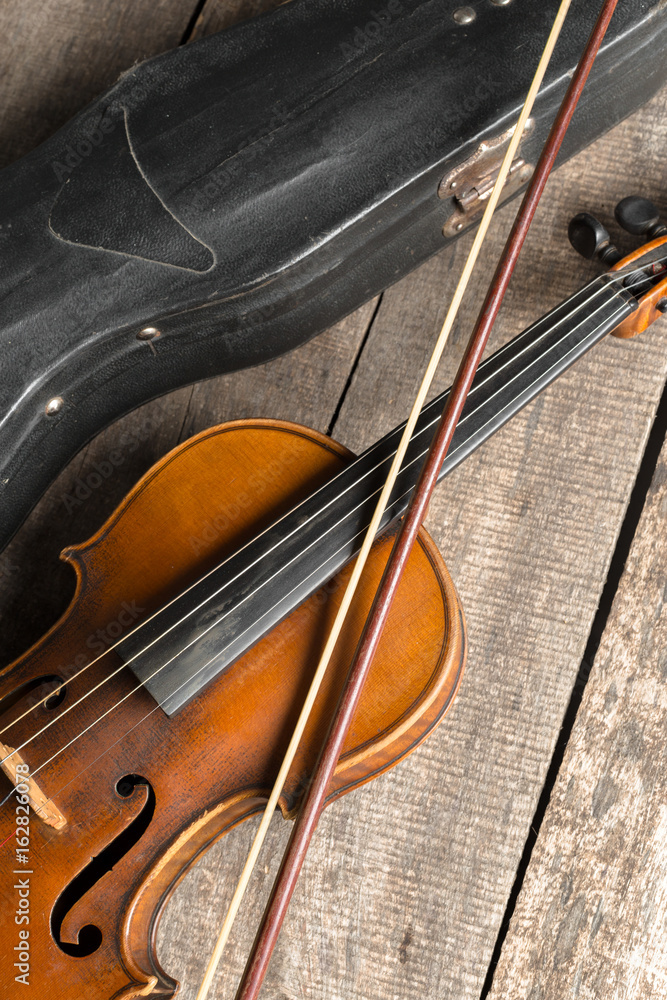 Fototapeta premium Violin on a wooden textured table