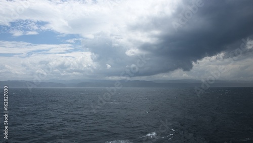 海上に架かる暗雲 嵐の前