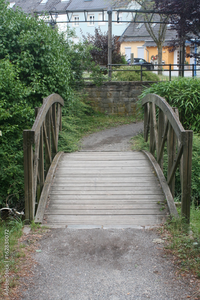 Romantische Hozbrücke im Park