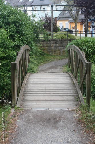 Romantische Hozbrücke im Park